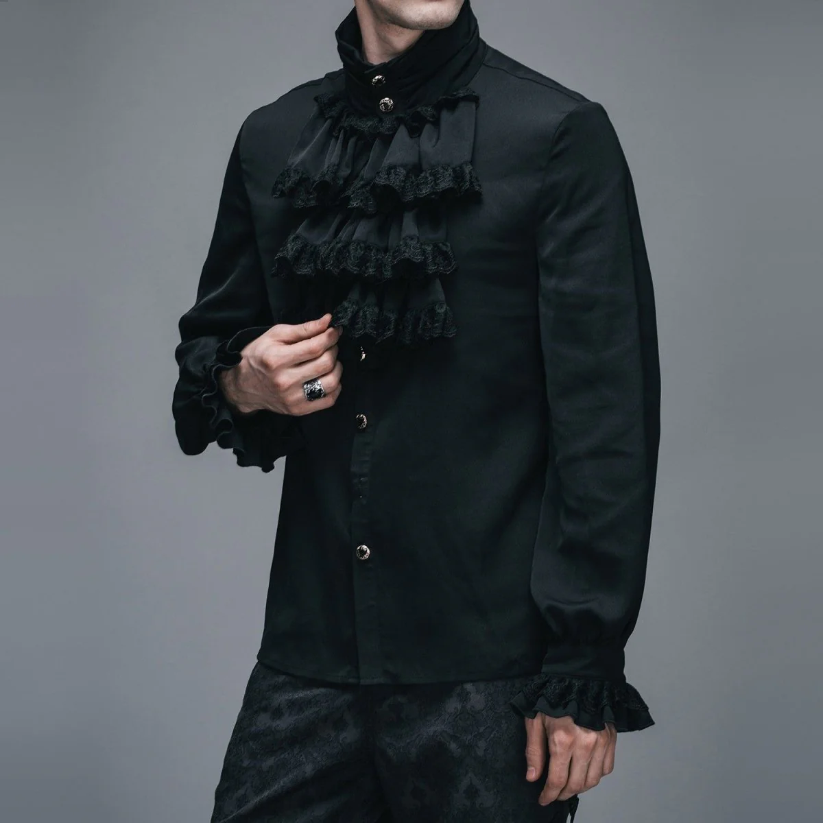 Camisa Negra con Chorreras para Hombre - Image 2