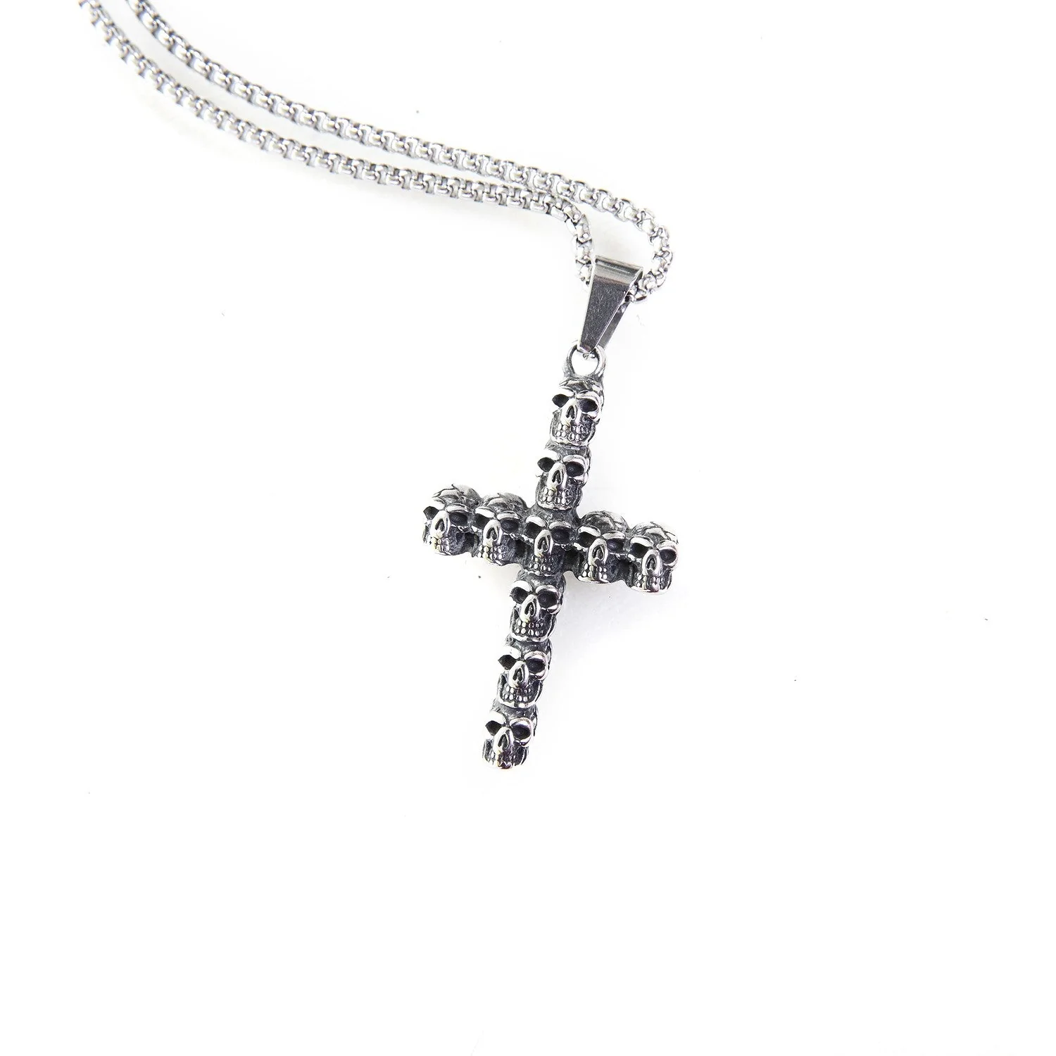 Collar con Cruz con Calaveras - Image 3