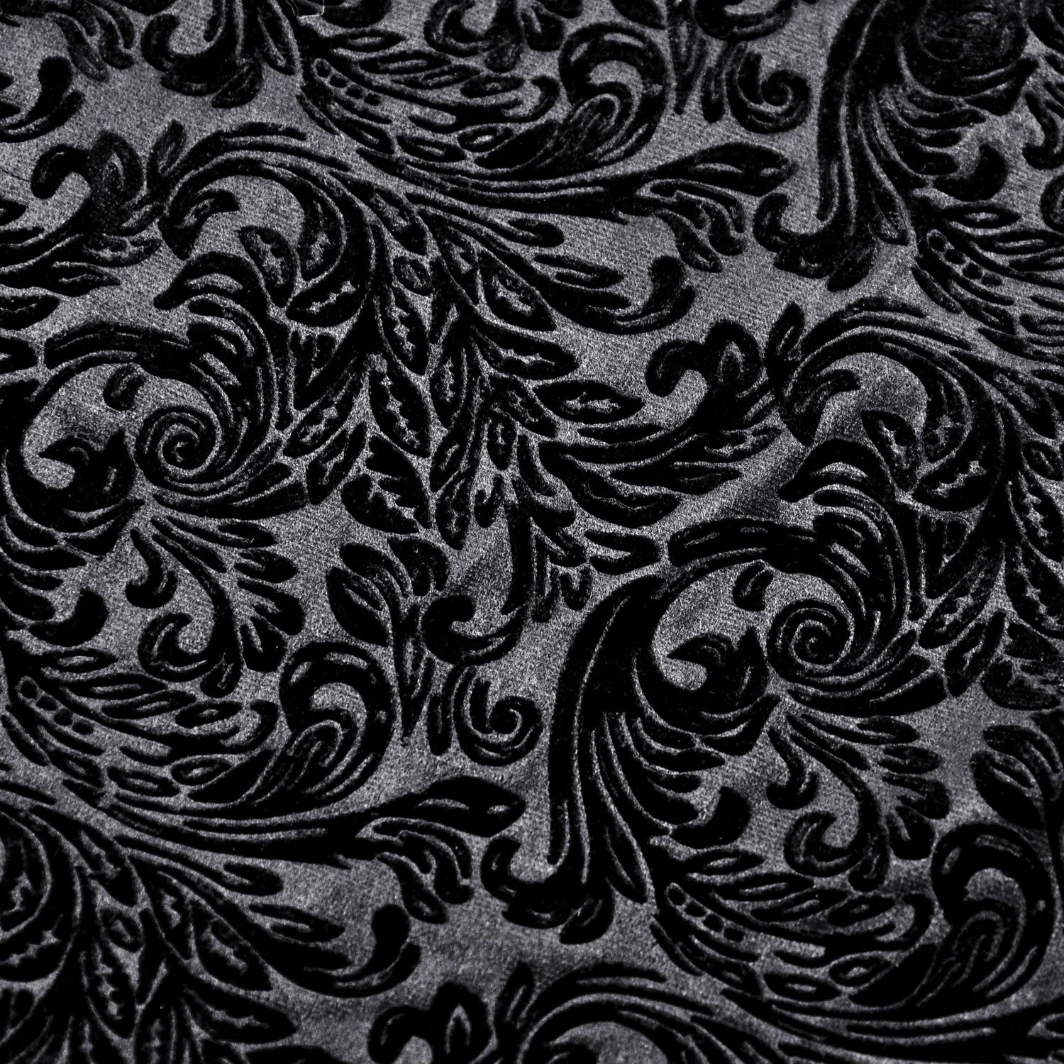 Top de Terciopelo Negro con Relieve "Mystic" - Image 10